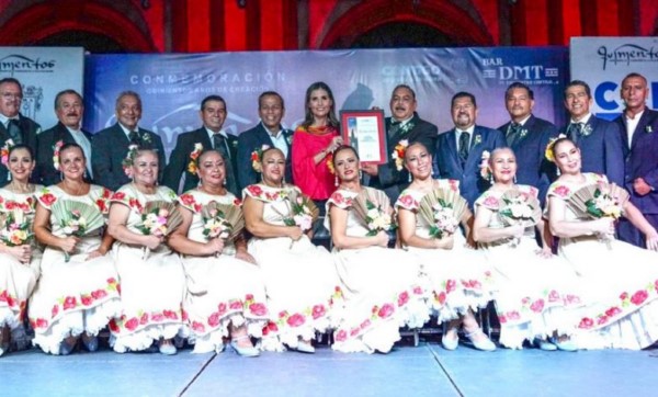 presentación del Grupo Fundadores del Ballet Folclórico de la Universidad de Colima.