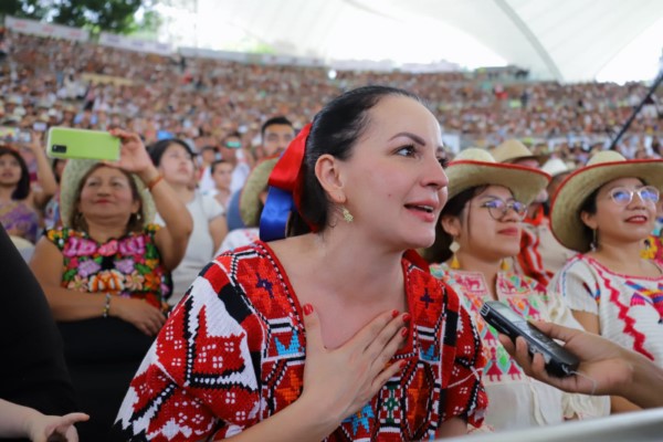 las ocho regiones cautivaron a las miles de almas reunidas en el Cerro del Fortín.