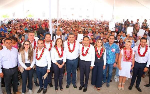 - En Tepeaca, el mandatario y Gaby Bonilla otorgaron aparatos ortopédicos