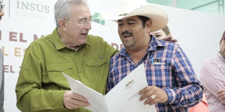 *Al encabezar la entrega de 3543 títulos en el municipio de Guasave,