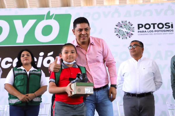 Ricardo Gallardo sí brinda apoyo a estudiantes de Matehuala