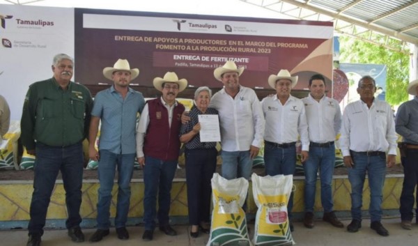 al ser una actividad de gran relevancia y generar miles de empleos en el estado. FAVORECE GOBIERNO ESTATAL A PRODUCTORES CITRÍCOLAS CON FERTILIZANTE GRANULADO Padilla, Tamaulipas. – El gobierno de Tamaulipas a través de la Secretaría de Desarrollo Rural, continúa con la entrega de fertilizante granulado a productores citrícolas del sector social de los municipios de Padilla y Güémez, esto con el fin de apoyar en la economía de las familias que viven de la citricultura, al ser una actividad de gran relevancia y generar miles de empleos en el estado. Al encabezar la entrega, el secretario de Desarrollo Rural, Dámaso Anaya Alvarado mencionó que estos dos municipios recibieron la cantidad de 67. 85 toneladas de fertilizante, que equivale a 2 mil 714 sacos de 25 kg cada uno, con lo que se cubrirá una superficie de 339.25 hectáreas; este apoyo sin duda, ayudará incrementar la producción y mejorar la calidad del producto cosechado. “Poco más de 400 productores se vieron favorecidos con la entrega y corresponden a los ejidos del municipio de Padilla como son; El Barretal, Campoamor, 5 de Mayo, Conrado Castillo, Corpus Christi, El Gallo, José López Portillo, La Concepción, La Soledad, Los Brasiles, Marte R. Gómez, Nueva Villa de Padilla, Nuevo San Juan, Colonia Pescadores, Plan de Ayala, 15 de Febrero, San Patricio, San Juana y Vicente Guerrero; así como los ejidos de Progreso, Miraflores, Ricardo Flores Magón, Villa de Güémez y Viento Libre del municipio de Güémez”, subrayó. Dámaso Anaya informó que la instrucción del gobernador, Américo Villarreal Anaya es que se trabaje en un plan estratégico para todas las cuestiones del campo, para ello, en el mes de agosto se estarán realizando mesas de trabajo con el apoyo de los alcaldes y todos los productores, para que participen en lo que se llamará un Plan Rector Agrícola, un Plan Rector Pecuario y un Plan Rector Acuícola, con esto se busca, que todos los productores se involucren para desarrollar las áreas productivas de todo el campo agropecuario de Tamaulipas. En representación de los productores beneficiados, el señor Gaspar Acevedo Hernández agradeció al gobierno de Tamaulipas por el apoyo de fertilizante que recibieron, que será de gran ayuda para la citricultura, la cual dijo, «tenemos que seguir cuidando para seguir avanzando, sabemos que los productores citrícolas somos y seguimos siendo parte importante para que el país salga adelante». Durante el evento estuvieron presentes José Manuel Silvestre Ruiz, alcalde de Padilla; Luis Lauro Reyes Rodríguez, delegado de Bienestar en Tamaulipas; Guadalupe Acevedo González, representante de la Secretaría de Agricultura y Desarrollo Rural en Tamaulipas; Eliseo Camacho Nieto, subsecretario de Desarrollo Agrícola; Cuauhtémoc Amaya García, subsecretario de Desarrollo Pecuario y Forestal y Antonio Hernández Saucedo, director de Desarrollo Rural de Güémez.