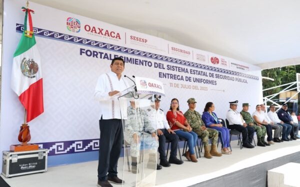 uniformes tácticos completos a elementos de 8 corporaciones del Sistema de Seguridad Pública