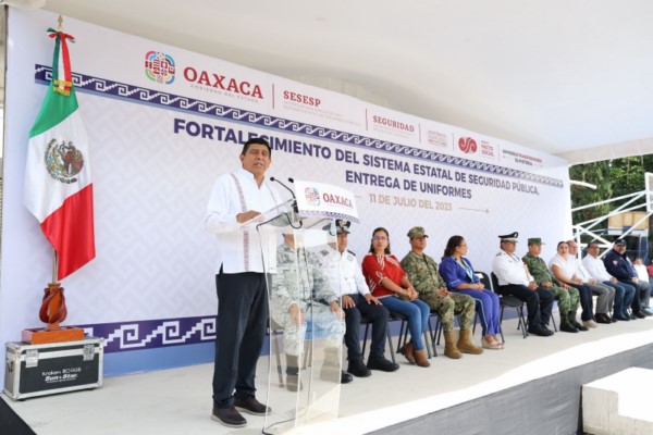 uniformes tácticos completos a elementos de 8 corporaciones del Sistema de Seguridad Pública