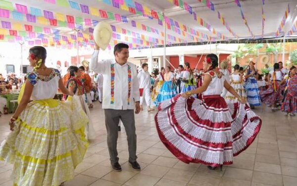 que participarán en el primer Lunes del Cerro convivieron en un ambiente de algarabía y folclore