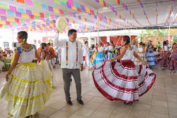 que participarán en el primer Lunes del Cerro convivieron en un ambiente de algarabía y folclore