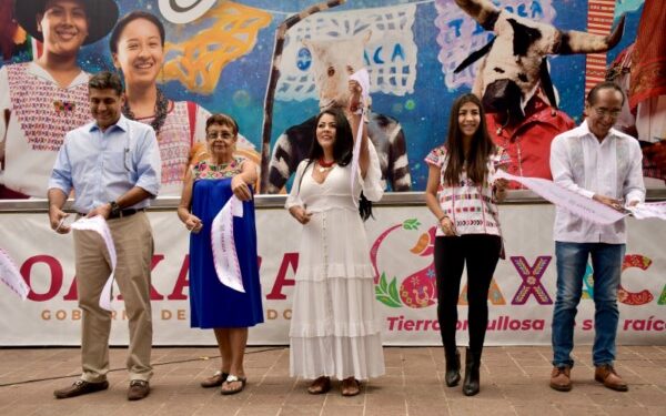 Cine Gob (cine móvil) en el que se proyecta el documental conocimiento de las raíces ancestrales de las 16 etnias y el pueblo afromexicano