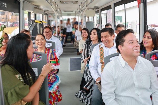 encabezó el banderazo de salida a unidades de las Rutas Guelaguetza 2023 coordinadas por la Secretaría de Movilidad