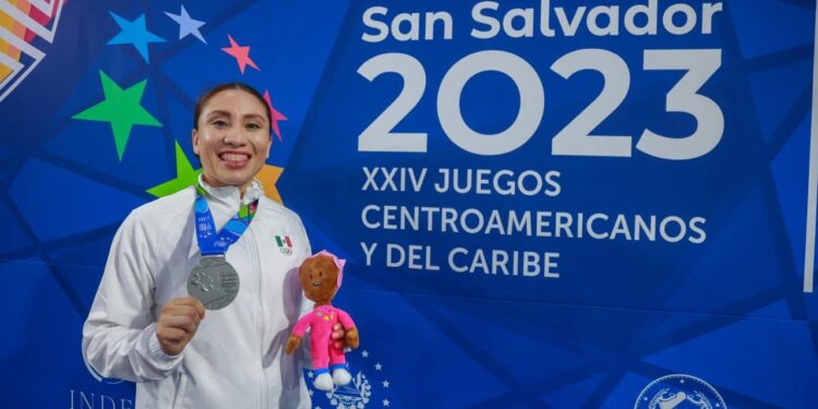 en la punta del medallero de la justa con un total de 145 preseas de oro, 108 de plata y 100 de bronce