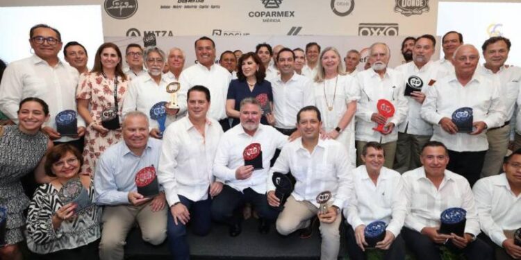 entregó los distintivos a 30 firmas locales