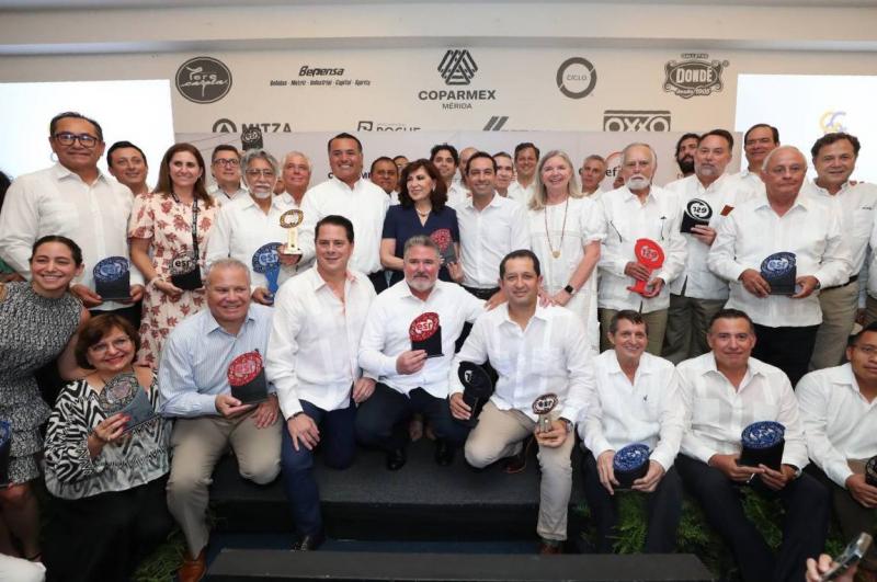 entregó los distintivos a 30 firmas locales