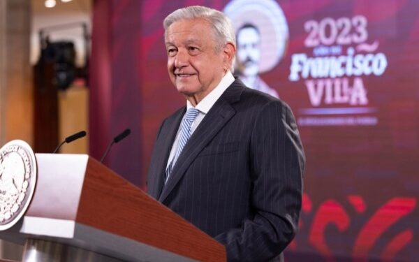 con el propósito de brindar atención médica de calidad, gratuita y universal,