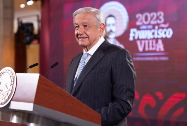 con el propósito de brindar atención médica de calidad, gratuita y universal,