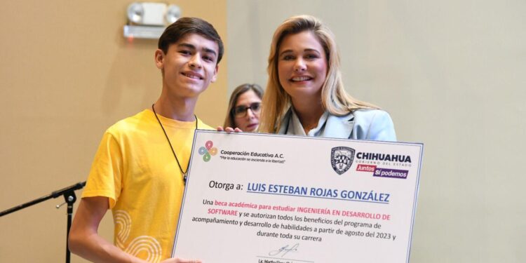 Asiste Gobernadora Maru Campos a entrega de becas de Cooperación Educativa A.C.