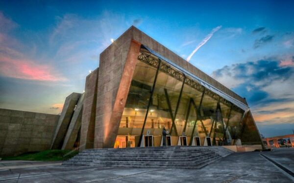 concentrado el talento de grandes artistas y deportistas de talla internacional,