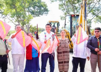 Da Salomón Jara Cruz banderazo de inicio del programa Caminos Bienestar