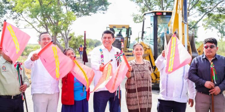 Da Salomón Jara Cruz banderazo de inicio del programa Caminos Bienestar