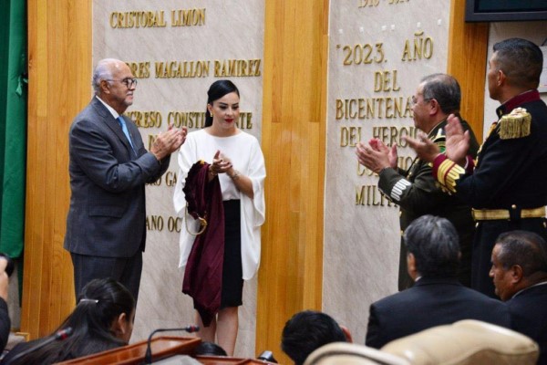 Develan inscripción en letras doradas en la Sala de Plenos