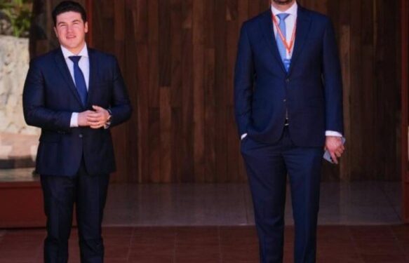 es Licenciado en Administración de Negocios y Mercadotecnia.