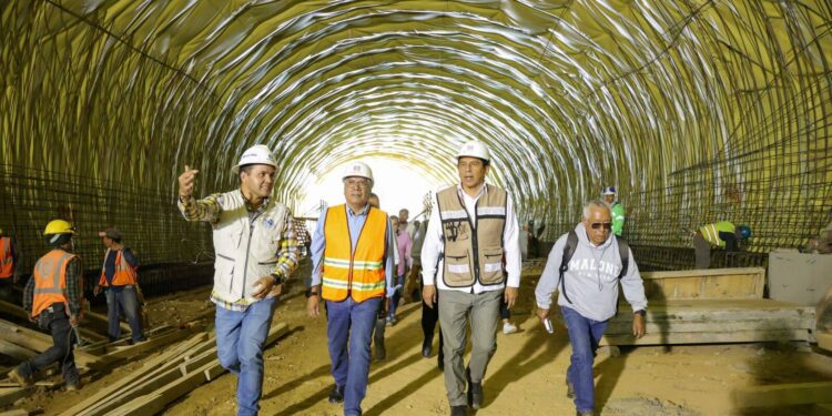 Refrenda Salomón Jara Cruz su compromiso para  concluir la autopista Oaxaca-Costa