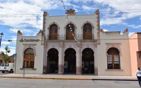 Rehabilita Estado fachadas de viviendas y edificios de gobierno en Casas Grandes