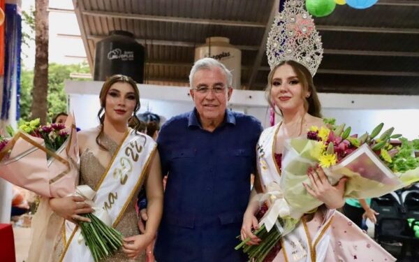 convivió con sus paisanos y coronó a la Reina Francely Jacobo.