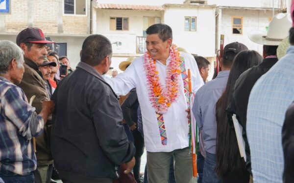 un aula y entregará un lote de mobiliario escolar con un monto mayor a 666 mil pesos.