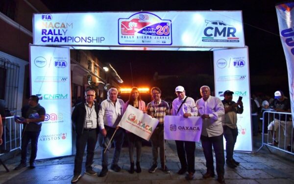 , Fernanda Schmidt Ruiz dio el banderazo protocolario de salida a los 23 autos participantes