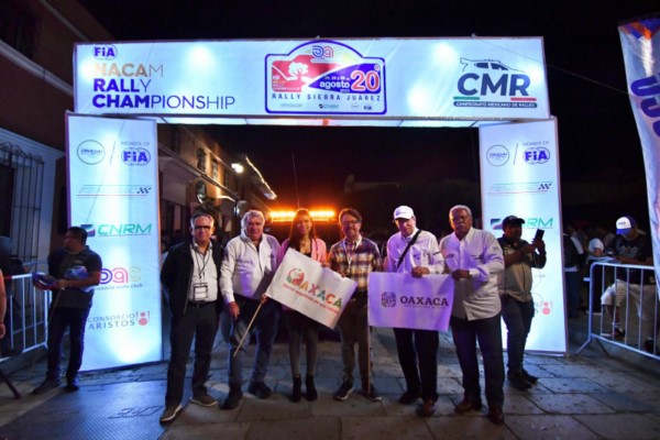 , Fernanda Schmidt Ruiz dio el banderazo protocolario de salida a los 23 autos participantes