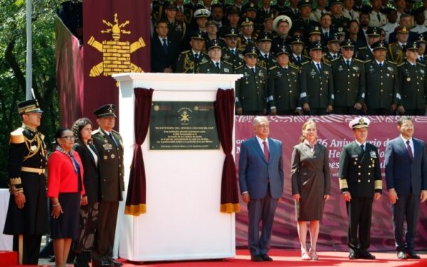 entregó espadines a seis cadetes del Heroico Colegio Militar y un reconocimiento al director del Heroico Colegio Militar