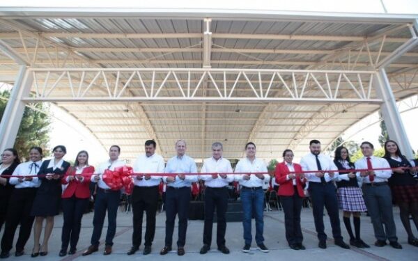 entregó a la comunidad normalista una techumbre en la que se invirtieron 3.7 millones de pesos.