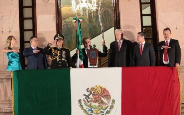 para dar paso a la tradicional pirotecnia, espectáculo multicolor que iluminó el cielo saltillense.