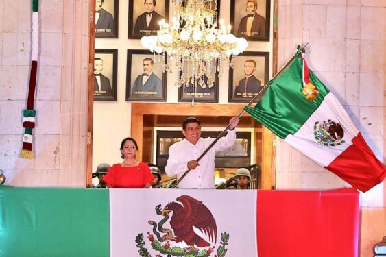 El Jefe del Ejecutivo Estatal recibió la Bandera Nacional de manos de la Escolta del Ejército Mexicano.