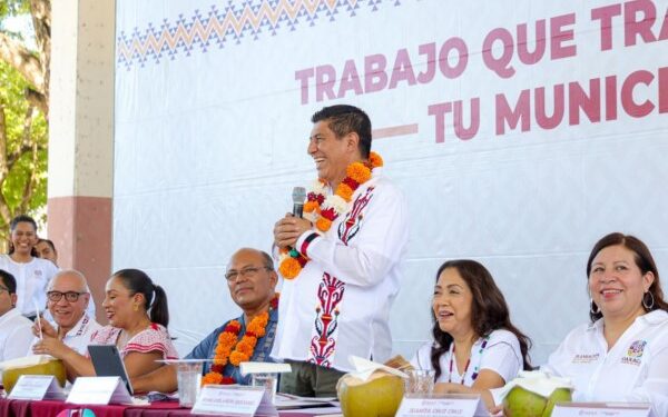 en materia de infraestructura educativa e hidráulica, así como recursos en programas y acciones a favor de las familias de este lugar de la Costa de Oaxaca