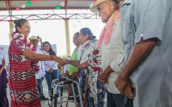 Irma Bolaños Quijano visitó este municipio de la Cuenca del Papaloapan para entregar , lentes de vista cansada, aparatos funcionales y juguetes