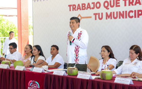 en materia de infraestructura educativa e hidráulica, así como recursos en programas y acciones a favor de las familias de este lugar de la Costa de Oaxaca