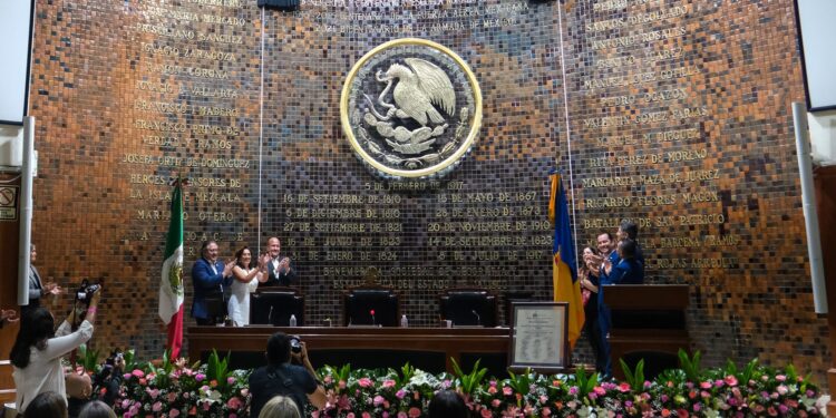 Celebra Enrique Alfaro inscripción en letras doradas de la “Benemérita y Centenaria Escuela Normal de Jalisco” en el Congreso del Estado