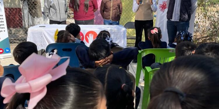 Dibujan sonrisas con zapatos nuevos