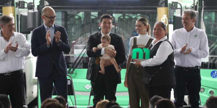 Entrega Samuel García más de 300 nuevas unidades; suman ya mil 500 camiones de transporte público