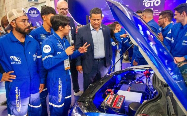 Presentan conversión de vehículos de combustión interna a eléctrica diseñados por estudiantes y docentes de educación media superior y superior de Guanajuato