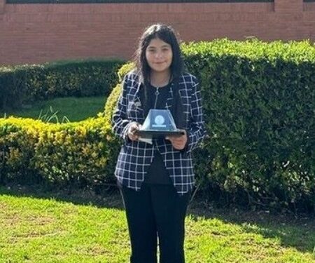 Recibe alumna rarámuri del Conalep Cuauhtémoc presea a nivel nacional