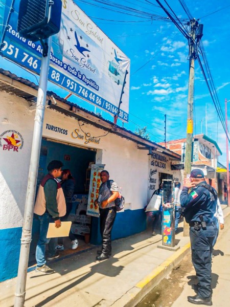 clausura de nueve establecimientos irregulares de venta de boletos de viaje para personas migrantes.
