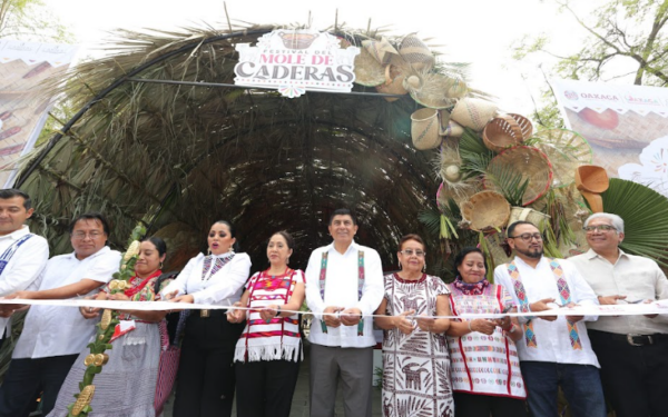 platillo emblema de la cultura mixteca en el Paseo Juárez El llano y la Guelaguetza Ñuu Savi