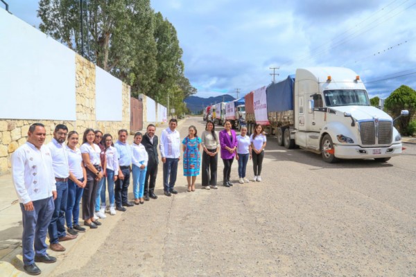 Salomón Jara Cruz y la Presidenta Honoraria del organismo Irma Bolaños Quijano supervisan la salida de la ayuda humanitaria