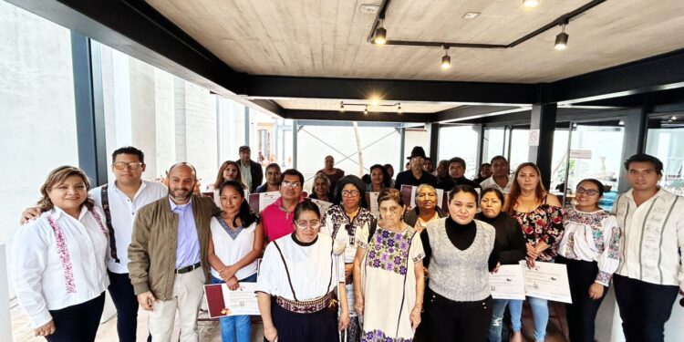 reconoció el trabajo de 16 creadores de arte popular