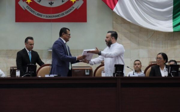 José de Jesús Romero López entregó el Primer Informe a la LXV Legislatura del Congreso local