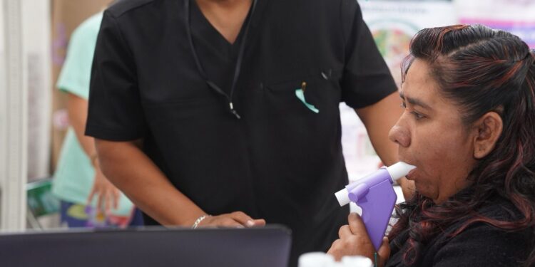 son causados por la aspiración de humo de tabaco y de combustibles sólidos como la leña o carbón