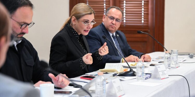 Analiza Maru Campos con académicos de la UACH el fenómeno de la movilidad humana