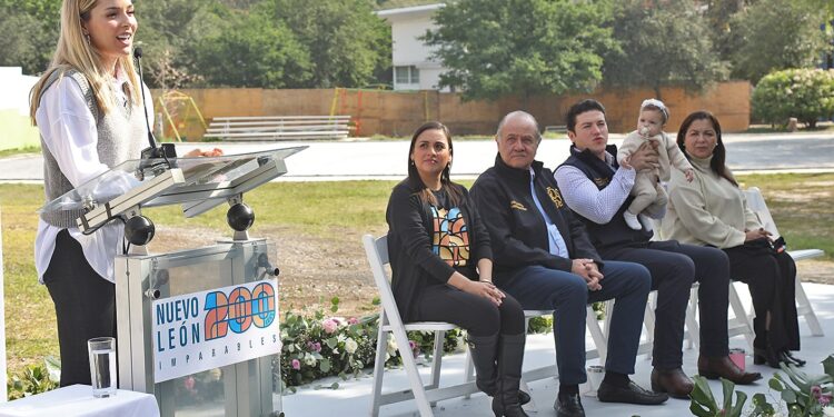 Capullos Renace Obra Insignia Conmemorativa de los 200 Años
