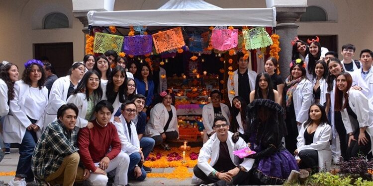 Con concurso de ofrendas, Universidad de la Salud contribuye a preservar tradición de Día de Muertos